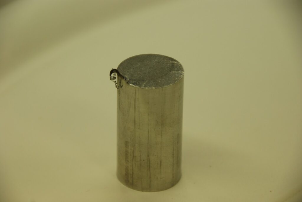 金属の加工途中でできたバリ